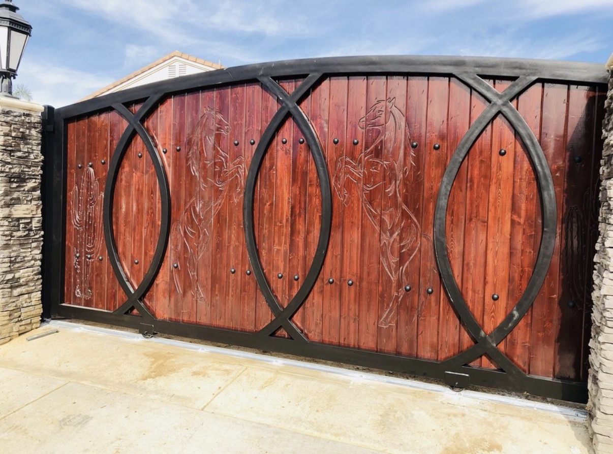 Custom wood and iron driveway gate with horse design