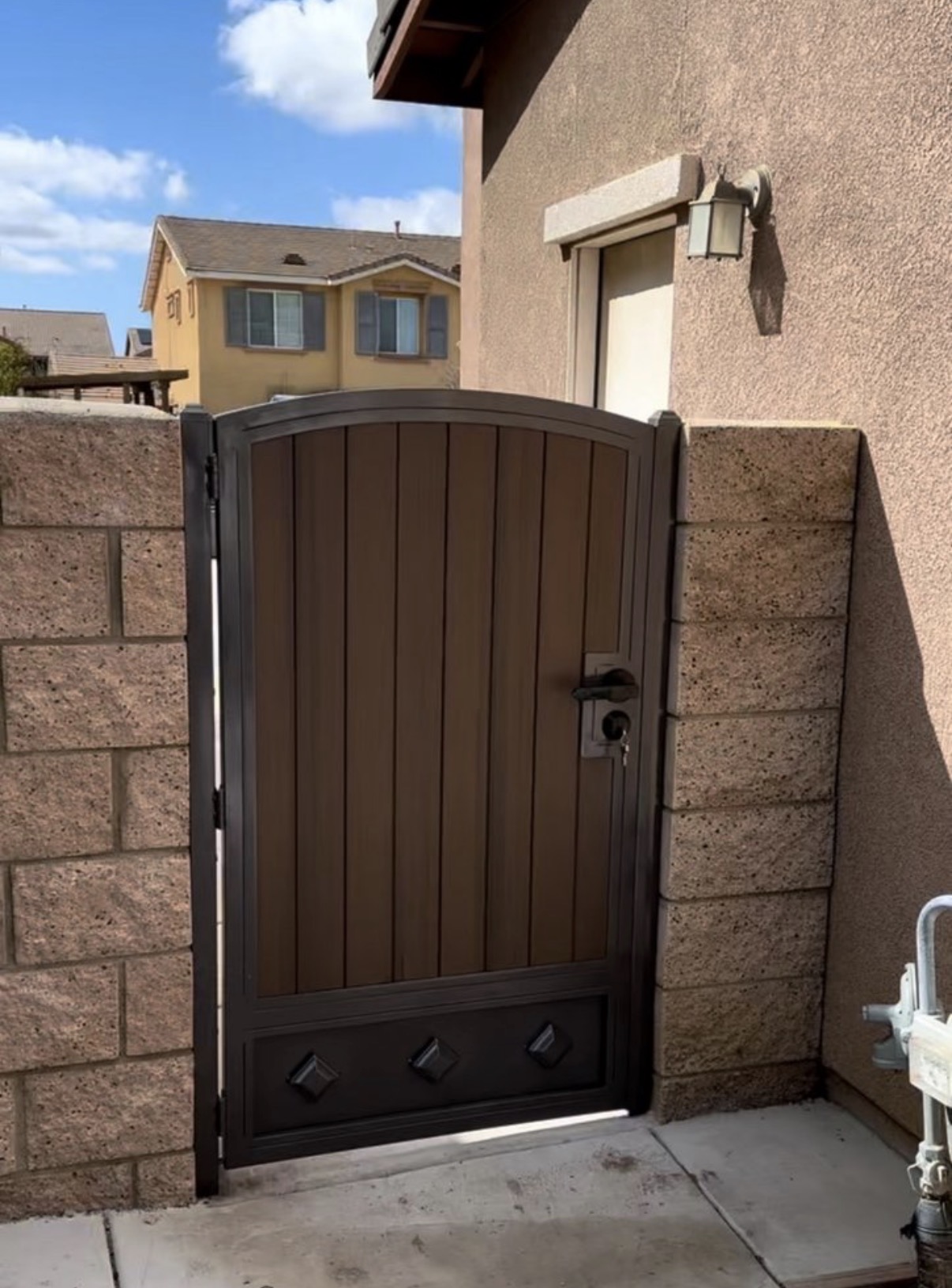 Wood-grain arched single side gate between block columns